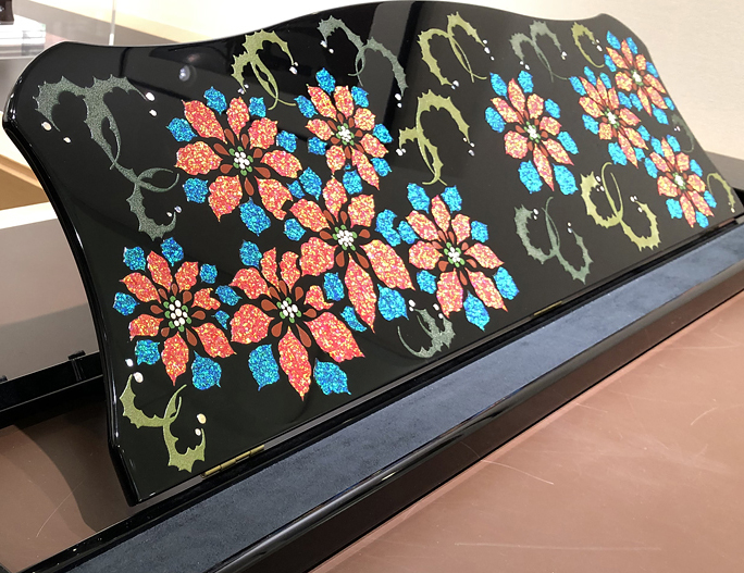 京都伝統工芸の蒔絵と新工芸の彩輝光を駆使して制作します