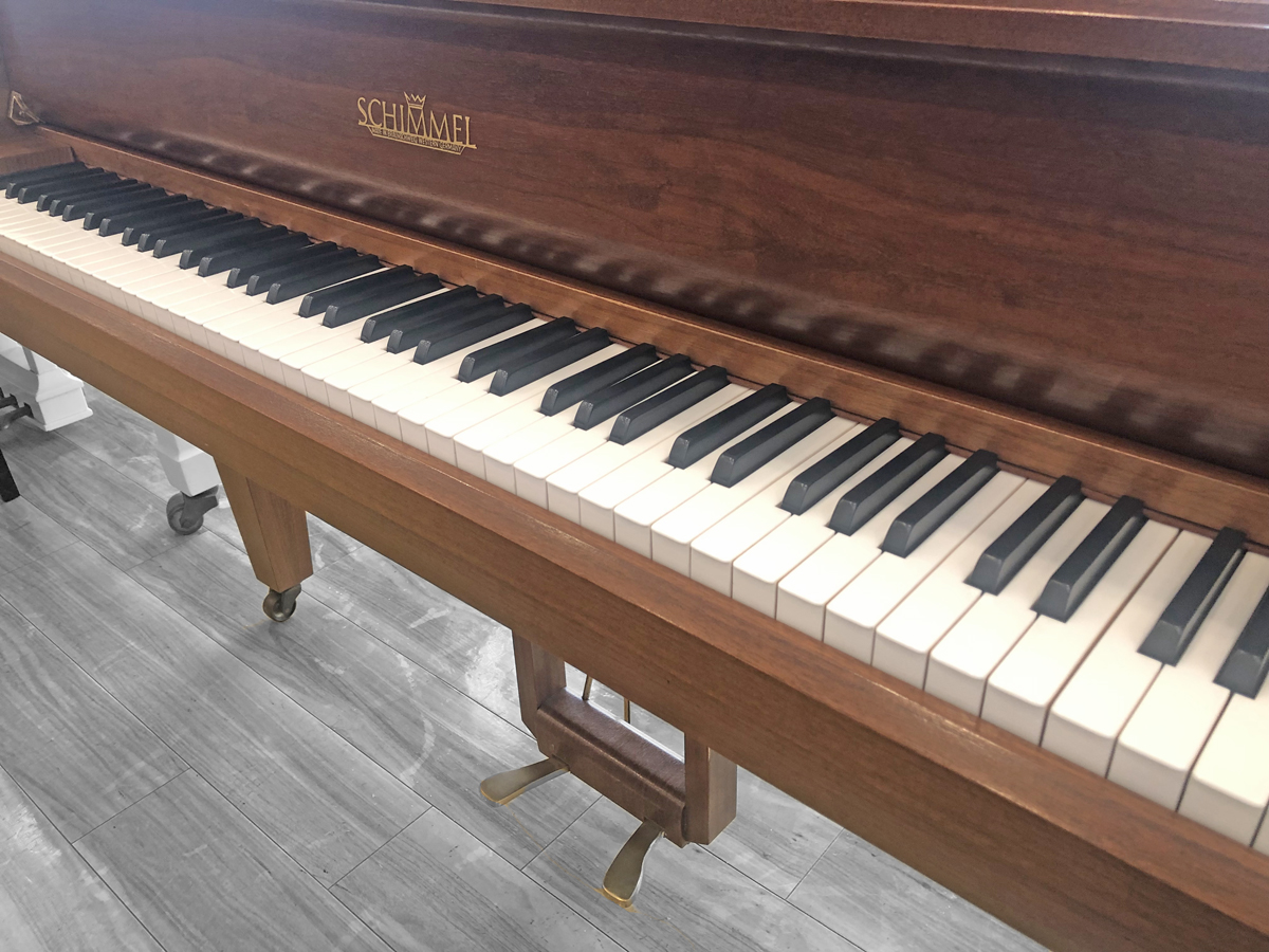 シンメル,schimmel,シンメルグランドピアノ,中古グランドピアノ,木目,販売,展示,価格,小型,試弾,小型グランドピアノ,木目グランドピアノ