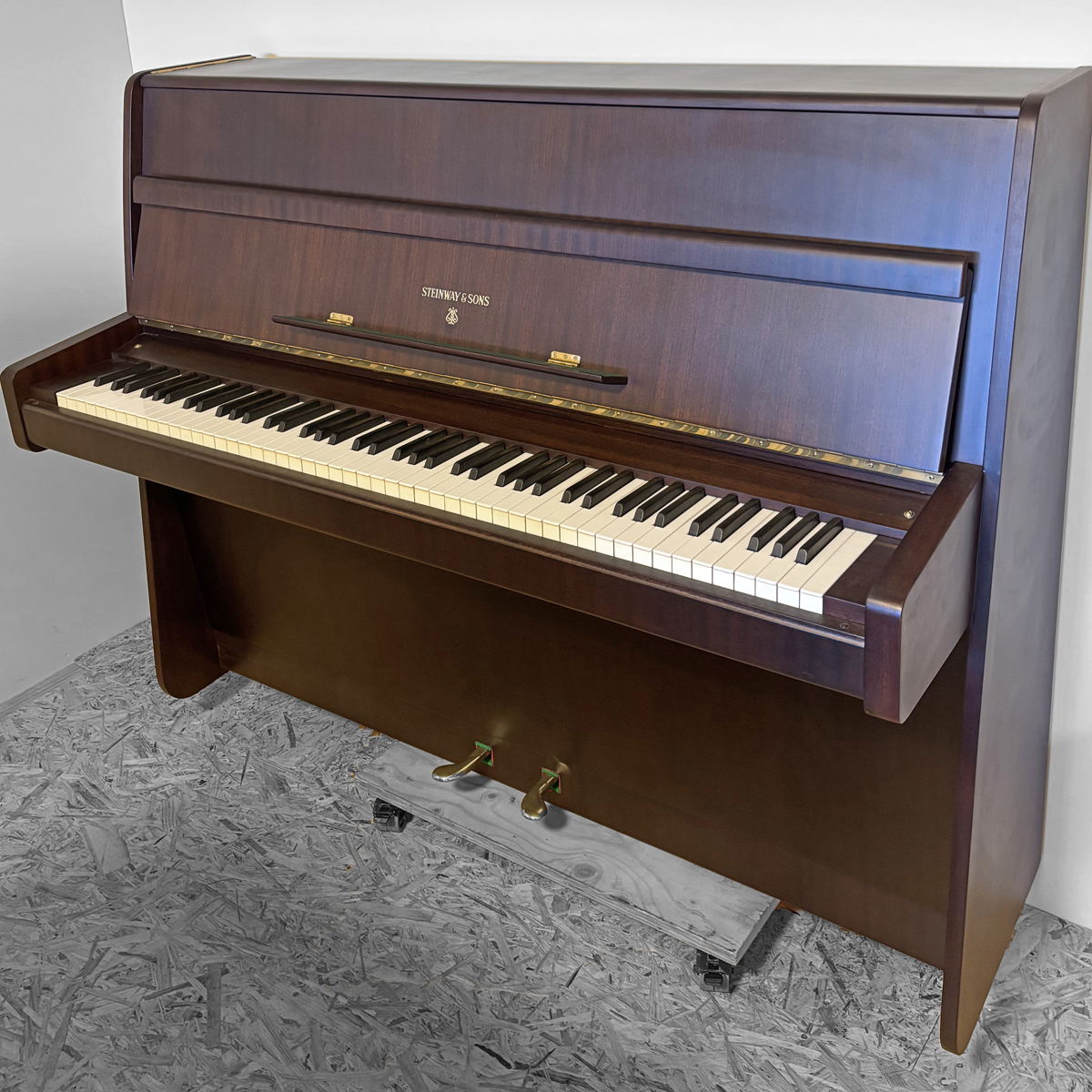 中古スタインウェイZ114,木目ウォルナット,アップライト,展示,在庫,価格