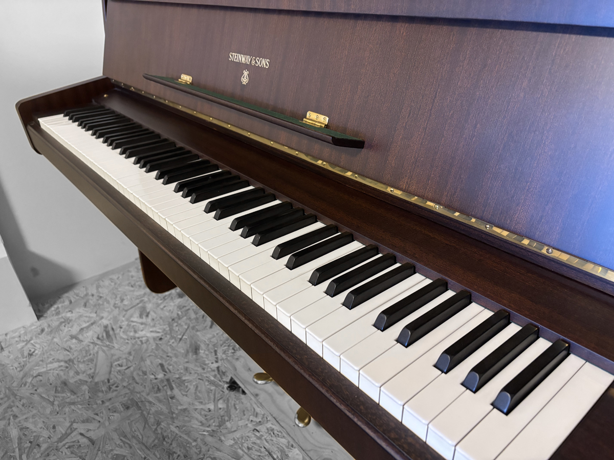 中古スタインウェイZ114,木目ウォルナット,アップライト,展示,在庫,価格